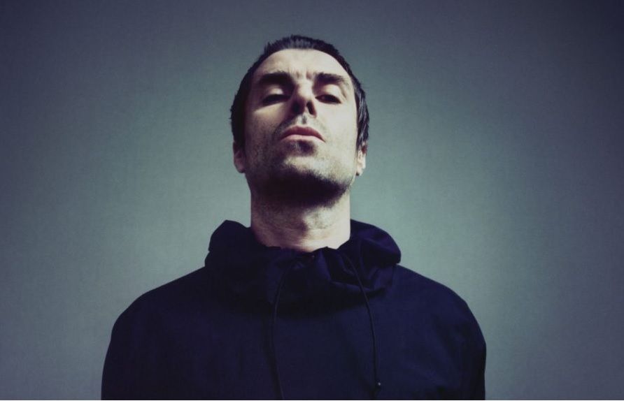 Liam Gallagher แสดงเพลง "Champagne Supernova" ในรายการของ BBC Radio 2