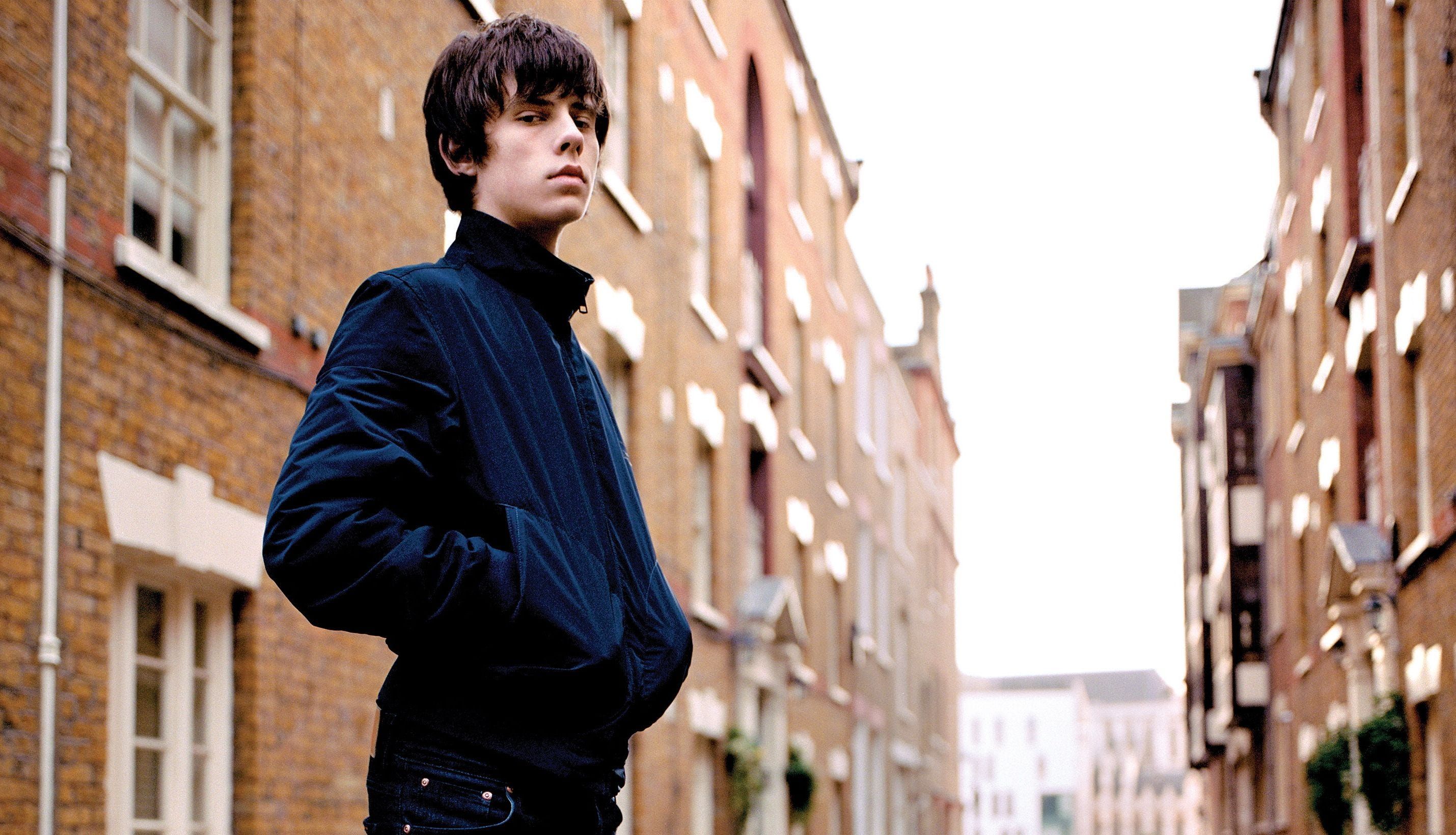 Jake Bugg เปิดตัวมิวสิกวีดีโอ "Kiss Like the Sun" ท่ามกลางความโกลาหลในผับอังกฤษ