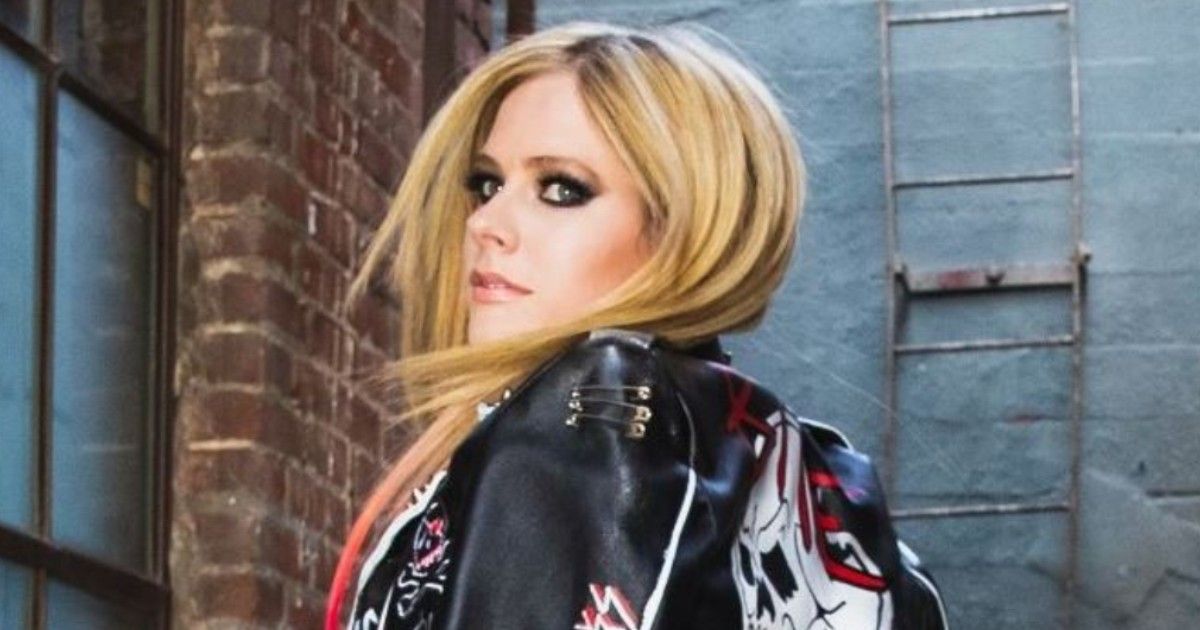 Avril Lavigne ปล่อยมิวสิกวีดีโอ "Bite Me" เวอร์ชันอคูสติก