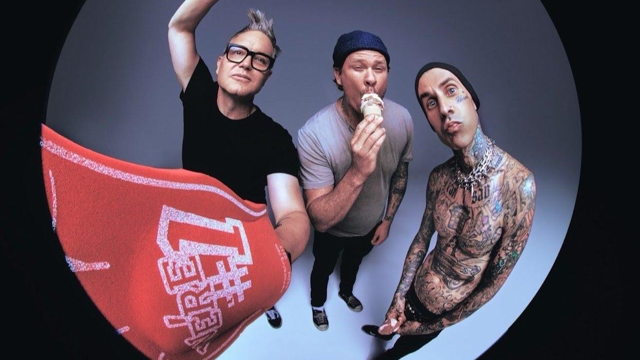 Matt Skiba ขึ้นแสดงคอนเสิร์ตกับ blink-182 ในคอนเสิร์ตช่วยเหลือผู้ประสบภัยไฟป่าที่ลอสแอนเจลิส