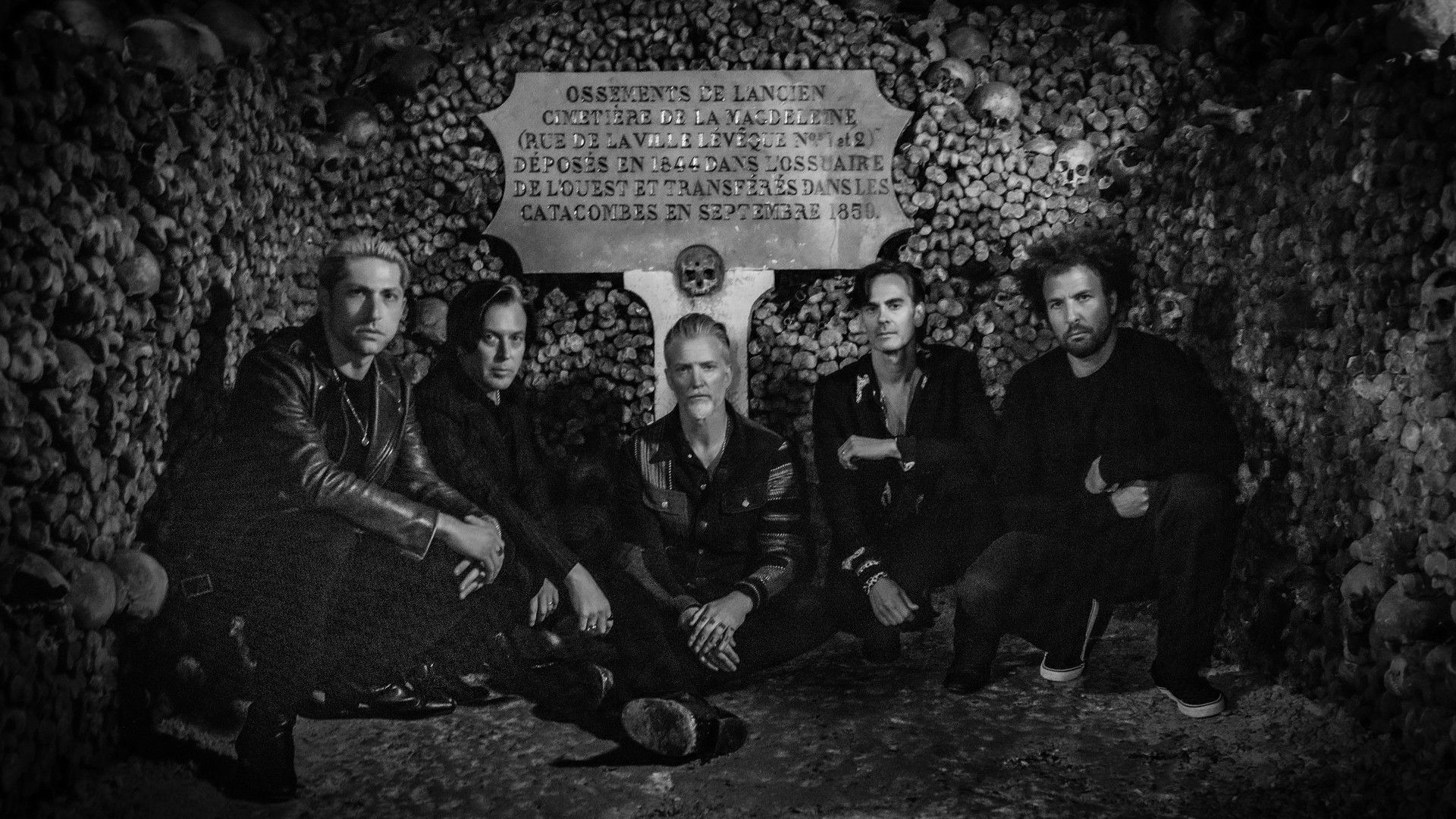 Queens of the Stone Age ประกาศภาพยนตร์คอนเสิร์ต ณ อุโมงค์ของสุสานปารีส
