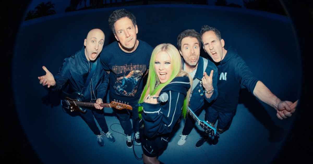 Avril Lavigne ปลุกพลังป็อปพังก์กับ Simple Plan ในเอ็มวี “Young & Dumb”