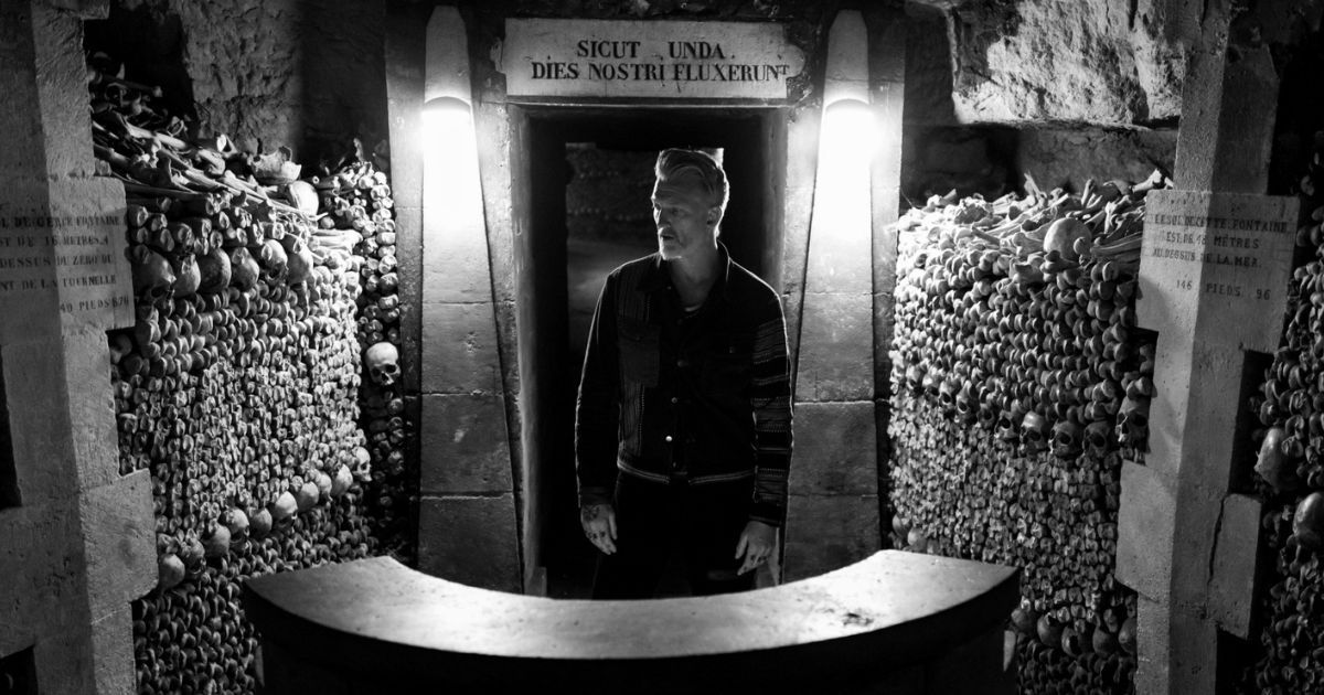 Queens of the Stone Age จะปล่อยบันทึกการแสดงสด Alive in the Catacombs ลงทางสตรีมมิง