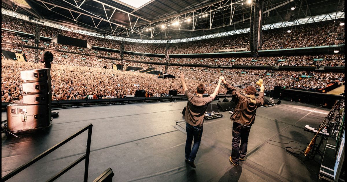 Oasis จะปล่อยเพลง "Acquiesce" เวอร์ชันสด สมทบอัลบั้มการกุศล HELP(2)