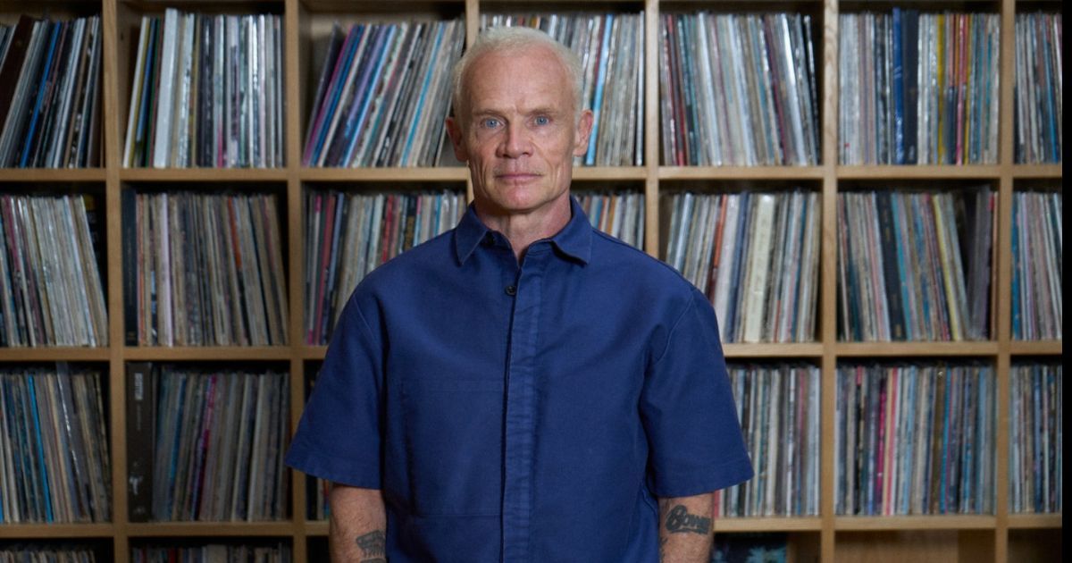 Flea แสดงในรายการ Tiny Desk Concert