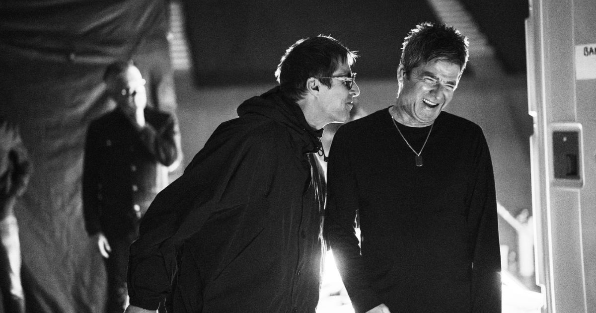 รีวิว Oasis: Don't Look Back In Anger หนังคอนเสิร์ตที่ยิ่งใหญ่ แต่การคืนดียิ่งใหญ่กว่า